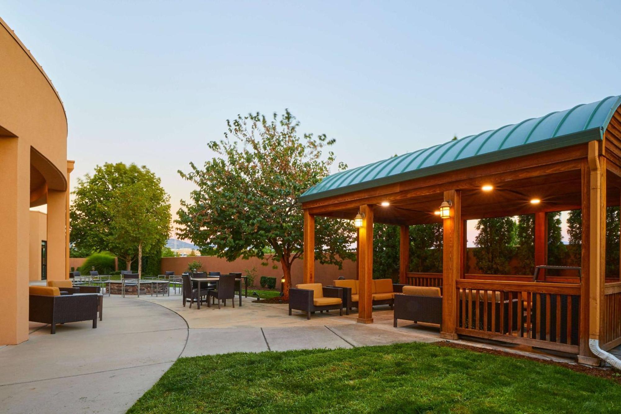 Courtyard Medford Airport Hotel Luaran gambar