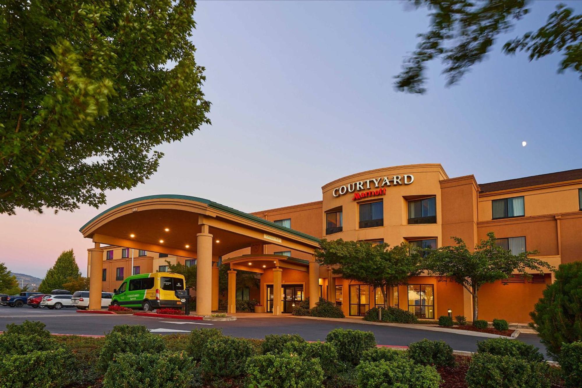 Courtyard Medford Airport Hotel Luaran gambar