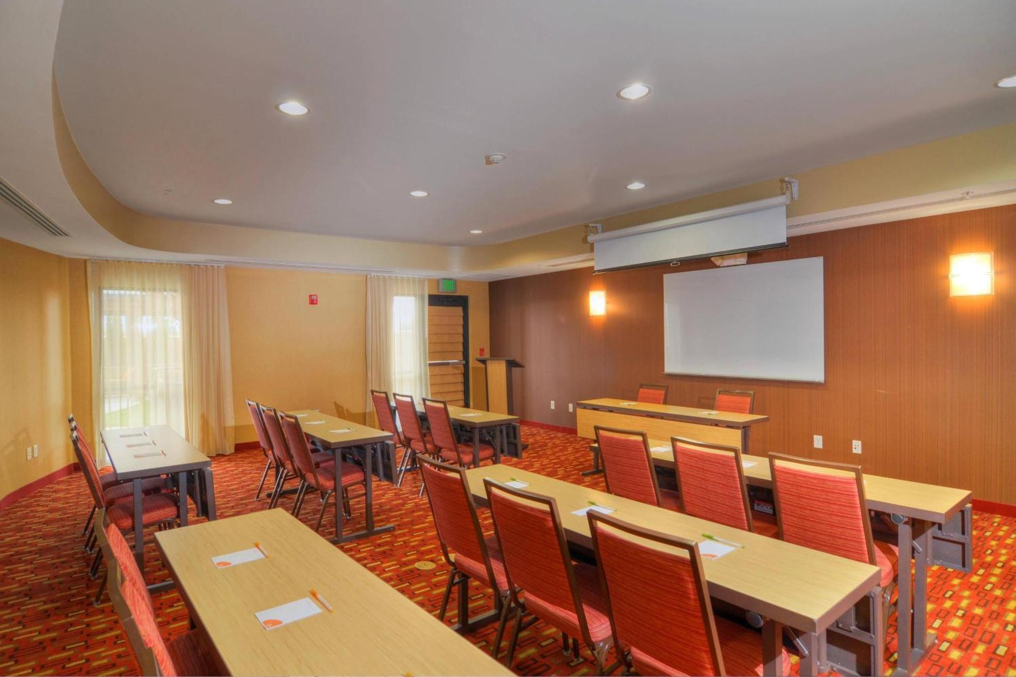 Courtyard Medford Airport Hotel Luaran gambar