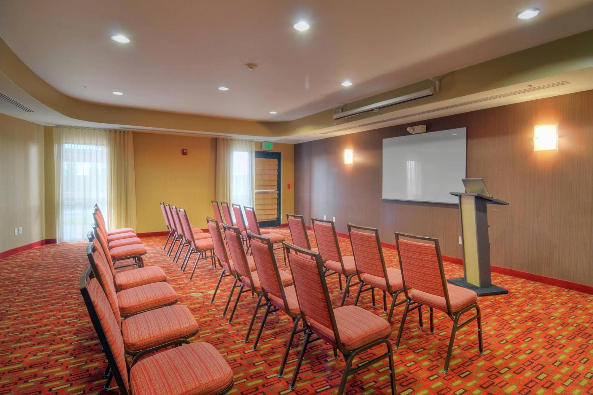 Courtyard Medford Airport Hotel Luaran gambar